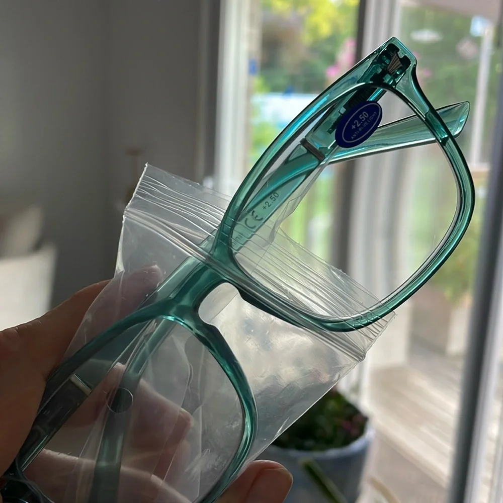 Two pairs readers 2.5 + blue light combination readers one black and one teal